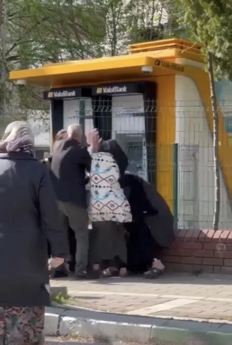 Bursa’da dilencilerin tekme tokatlı ‘’bölge’’ kavgası
