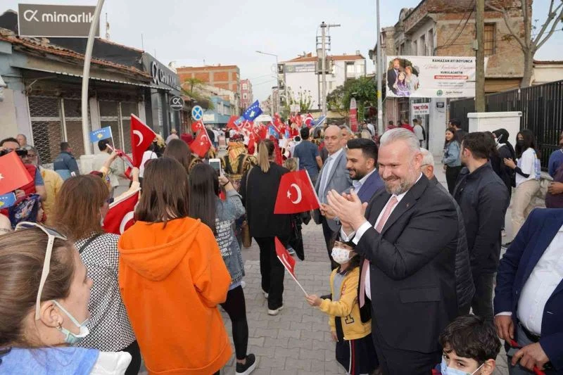 Menemen’de 23 nisan kutlamaları renkli kortejle başladı
