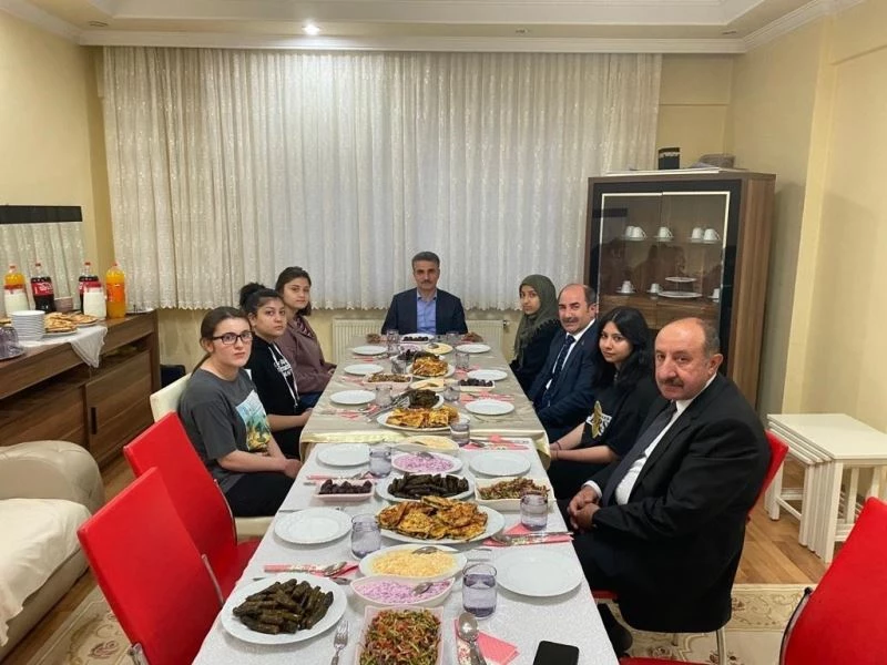 Vali Baruş sahipsiz çocuklara sahip çıktı
