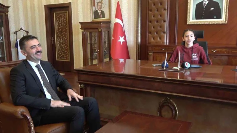 Koltuğa oturdu talimatı verdi: 