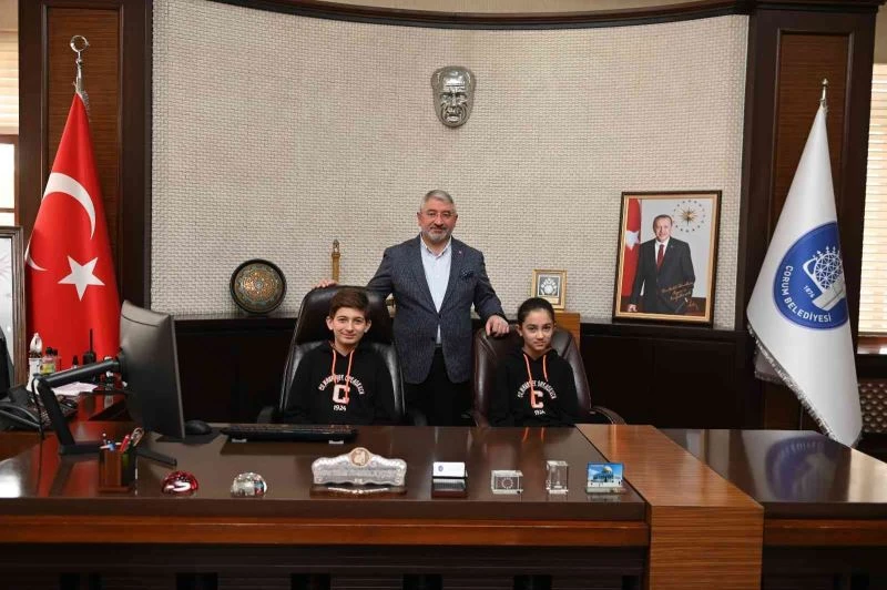 Başkan Aşgın koltuğunu çocuklara devretti
