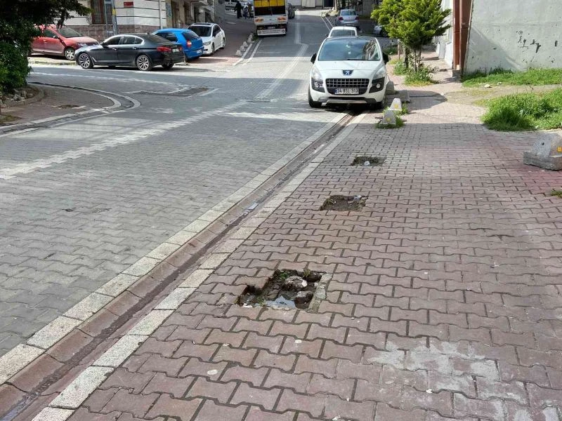 Kaldırımdaki beton mantarları çaldılar, arkalarına bakmadan uzaklaştılar
