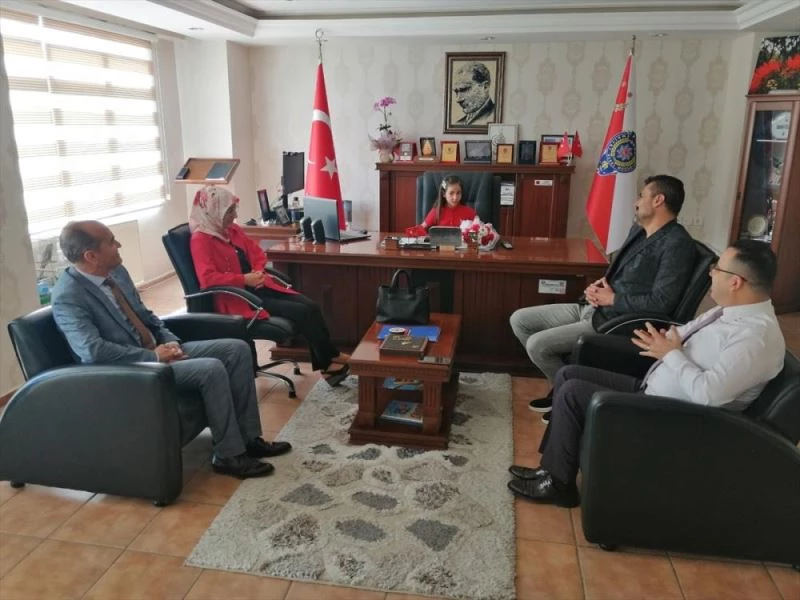 Kozan Emniyet Müdürü Büyükatak, koltuğunu bir günlüğüne ilkokul öğrencisine bıraktı