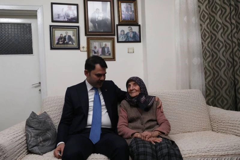 Bakan Kurum, 15 Temmuz’da 3 evladını şehit veren Muzaffer Nine’yi ziyaret etti
