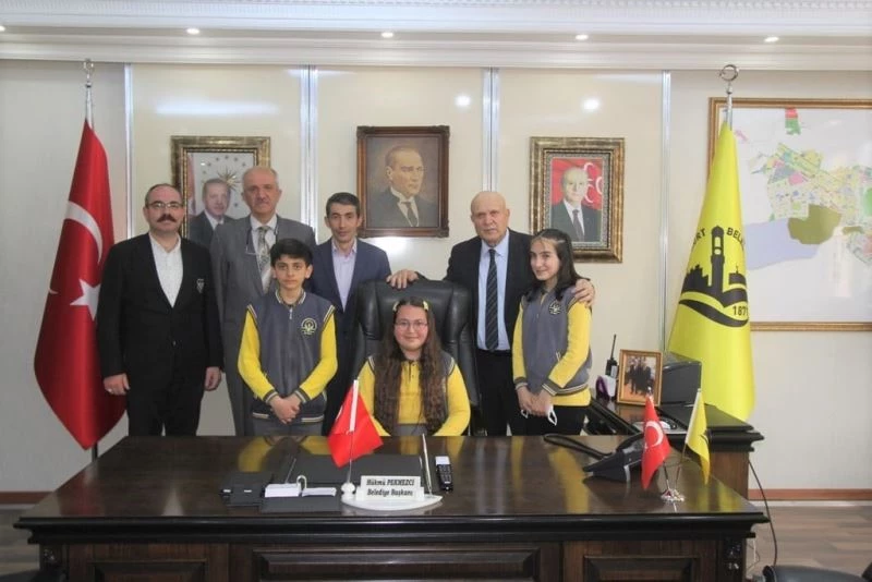 Başkan Pekmezci’nin koltuğuna oturan küçük öğrencinin ilk talimatı okul yollarının asfaltlanması oldu
