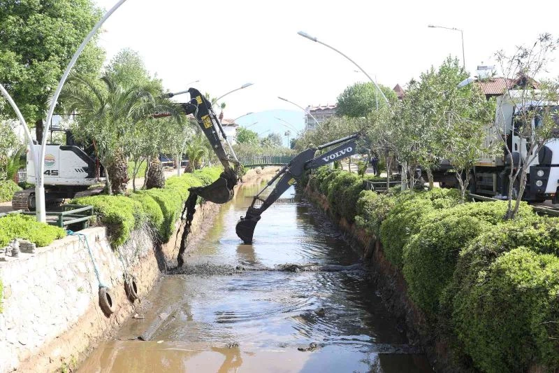 Marmaris’te 200 kamyon balçık çıkarıldı
