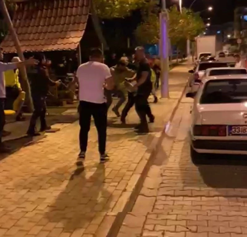 Alkollü oldukları iddia edilen 3 kişi polisleri darp etti
