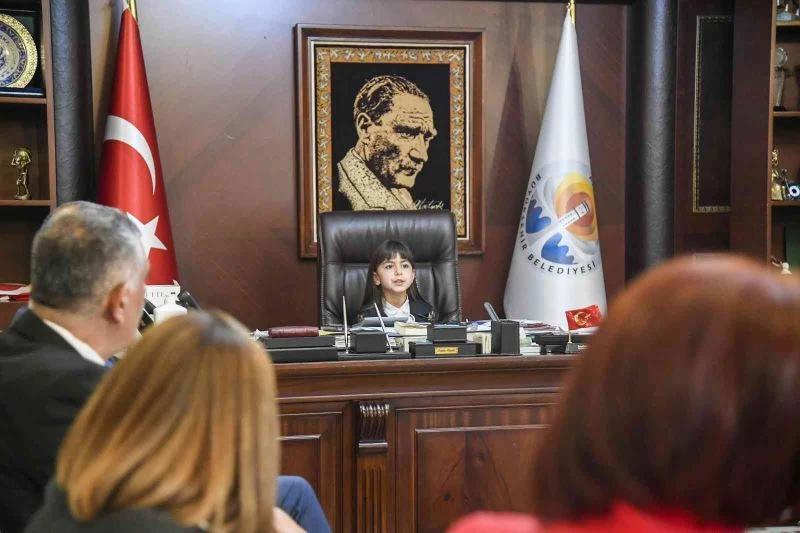 Zeydan Karalar makamını küçük Melis’e bıraktı
