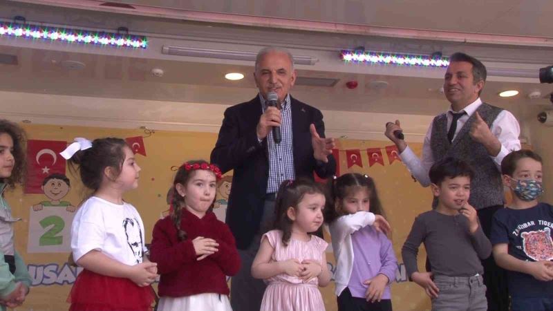 Ümraniye’de düzenlenen 23 Nisan etkinliklerinde çocuklar doyasıya eğlendi
