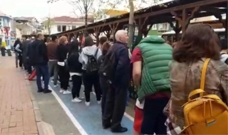 Büyükada’da metrelerce elektrikli araç kuyruğu oluştu
