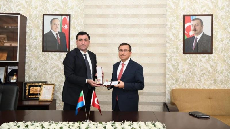 Rektör Kızılay’a Azerbaycan’dan özel devlet ödülü
