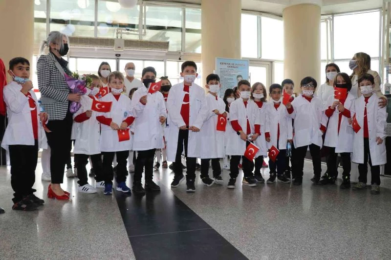 Minik doktorlar bayramlarını sağlık çalışanlarıyla birlikte kutladı
