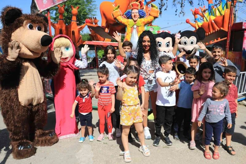 Hayalini gerçekleştirip 5 bin çocuğu lunaparka götürdü
