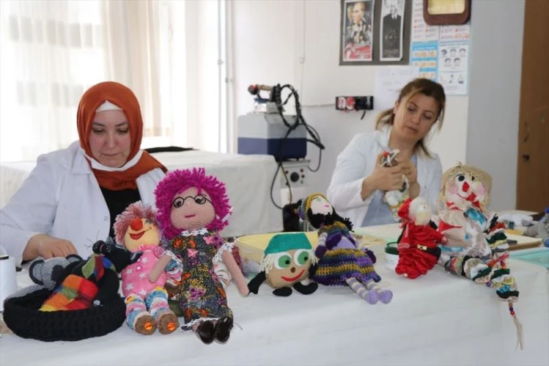 Atık malzemeler kadınların elinde oyuncağa dönüşüyor