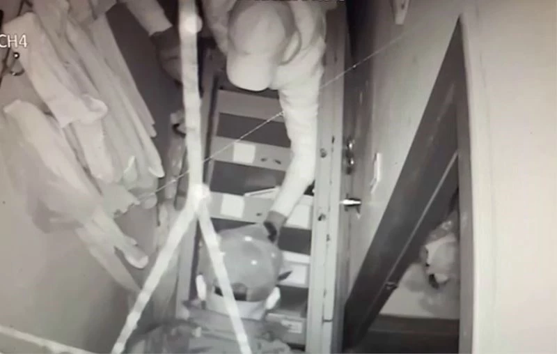 Duvarı delip girdikleri mağazadan 450 bin liralık ürün çaldılar
