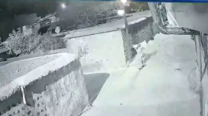 Sokaktaki yangın vanası çalındı
