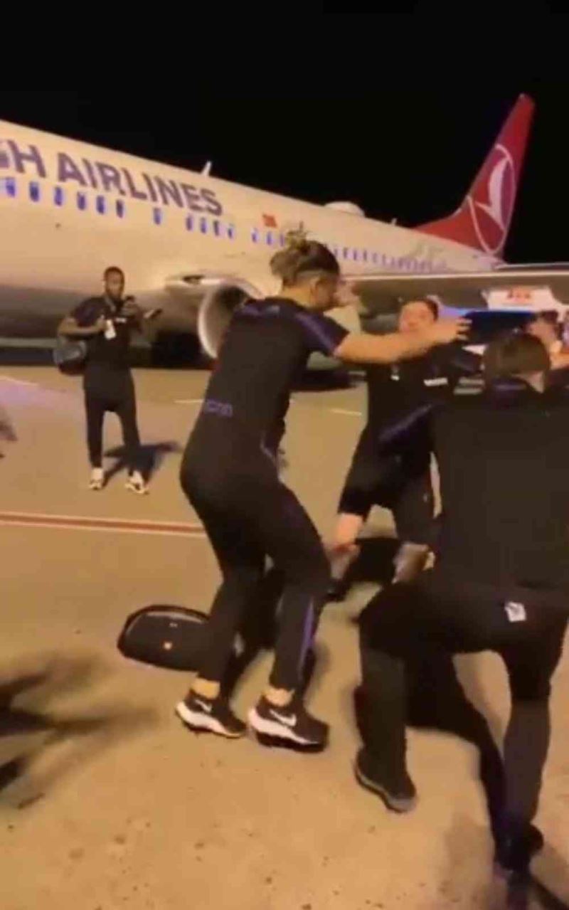Havalimanında kolbastı oynayan Trabzonsporlu futbolcular renkli görüntüler oluşturdu
