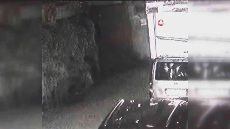 Kafasına atılan cisim sonucu ikinci katın merdivenlerinden düşen polis memuru şehit oldu...Düşme anı kameralara yansıdı
