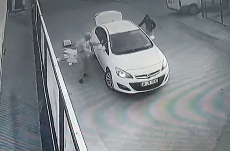 100 bin TL’lik soygun yaptılar, 80 yaşındaki adamdan sopayı yiyince kaçtılar
