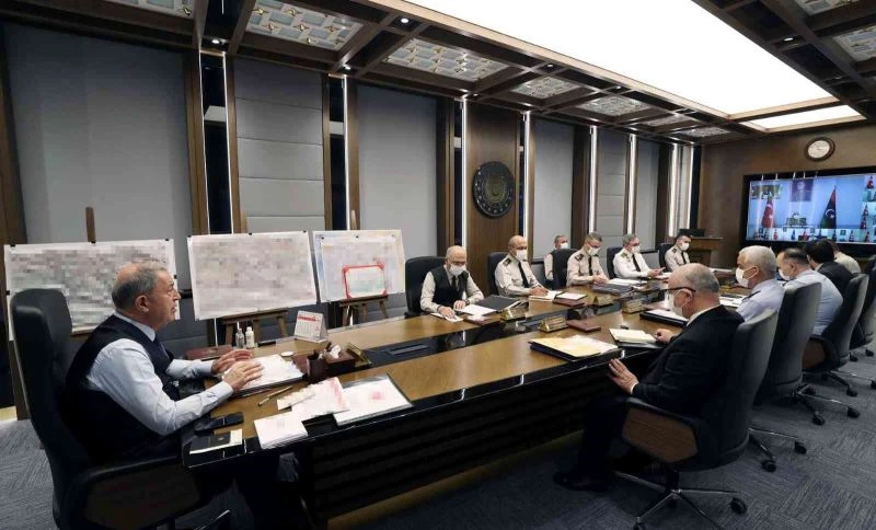 Bakan Akar kuvvet komutanları ile toplantı düzenledi
