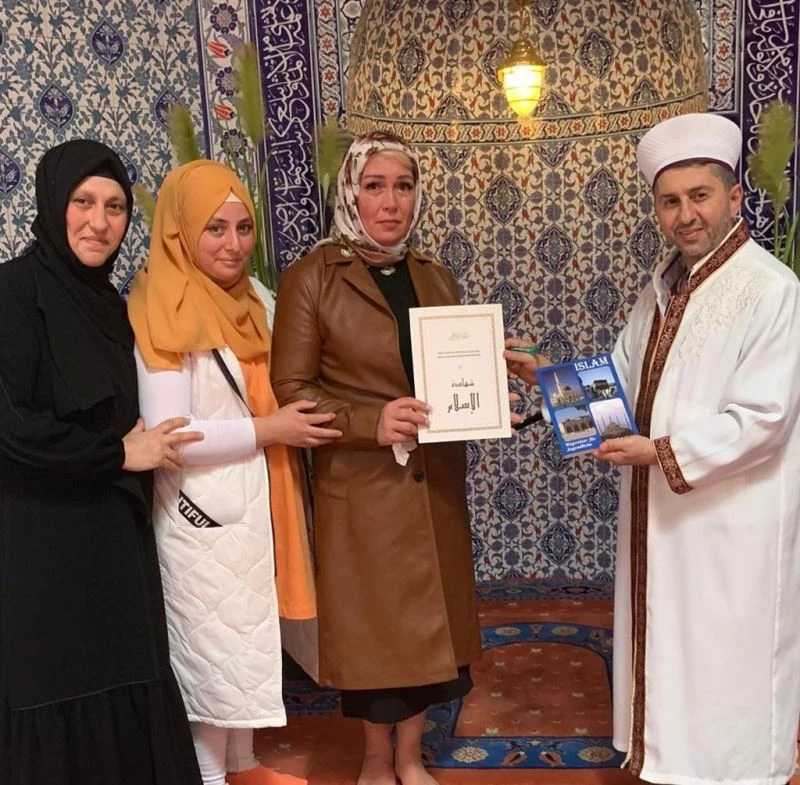 Savaştan kaçarak sığındığı Almanya’da müslüman olan 4 çocuk annesi Ukraynalı kadın 