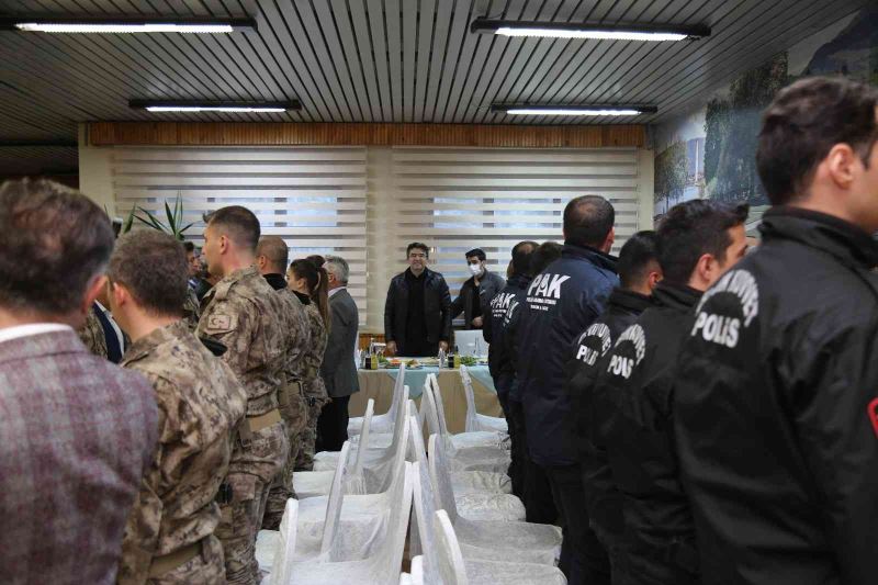 Erzurum Valisi Memiş, polislerle iftar yemeğinde bir araya geldi
