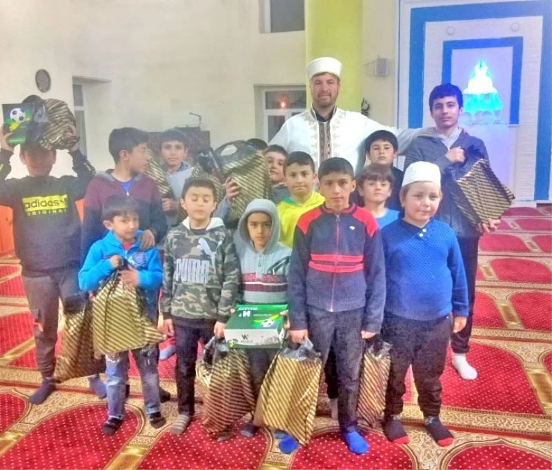 Çiçekdağı ilçesinde teravih namazına gelen çocuklara hediye
