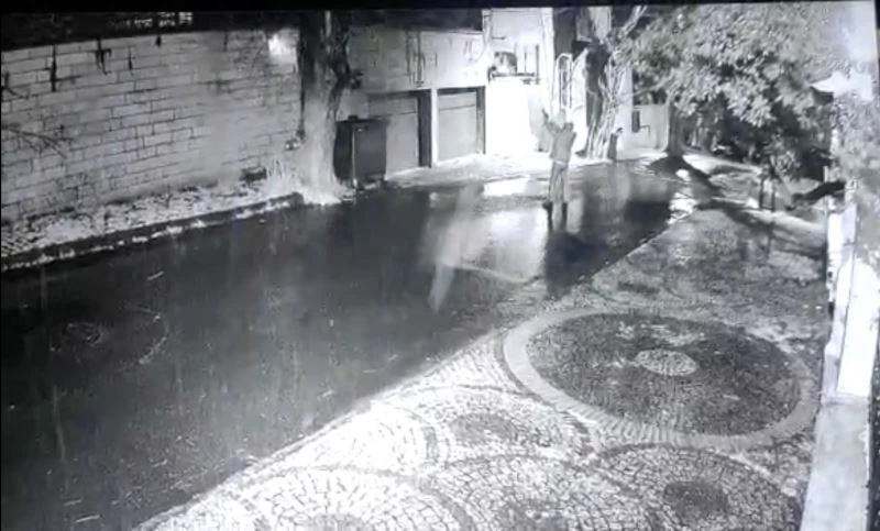 İstanbul’da iş adamının villasına silahlı saldırı kamerada
