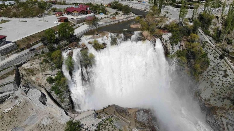 Şahan Gökbakar’ın ‘Tortum Şelalesi kurudu’ iddiasına videolu yanıt: “Hepsi yalan işte bu gerçek”
