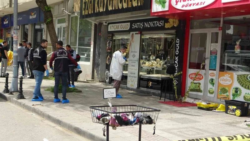 Tuzla’da kuyumcuyu vuran soyguncuların altınlarla kaçış anı kamerada
