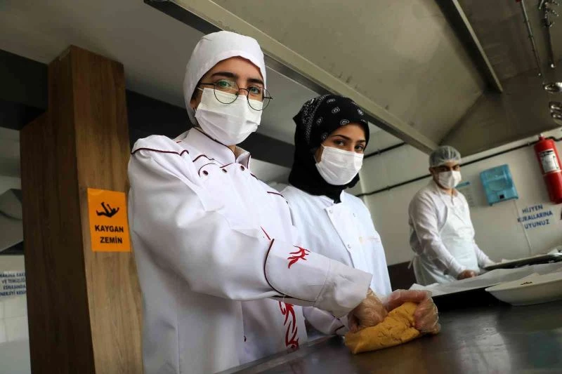 Öğrenciler hünerli elleriyle kandil simidi yapıp vatandaşlara ikram etti
