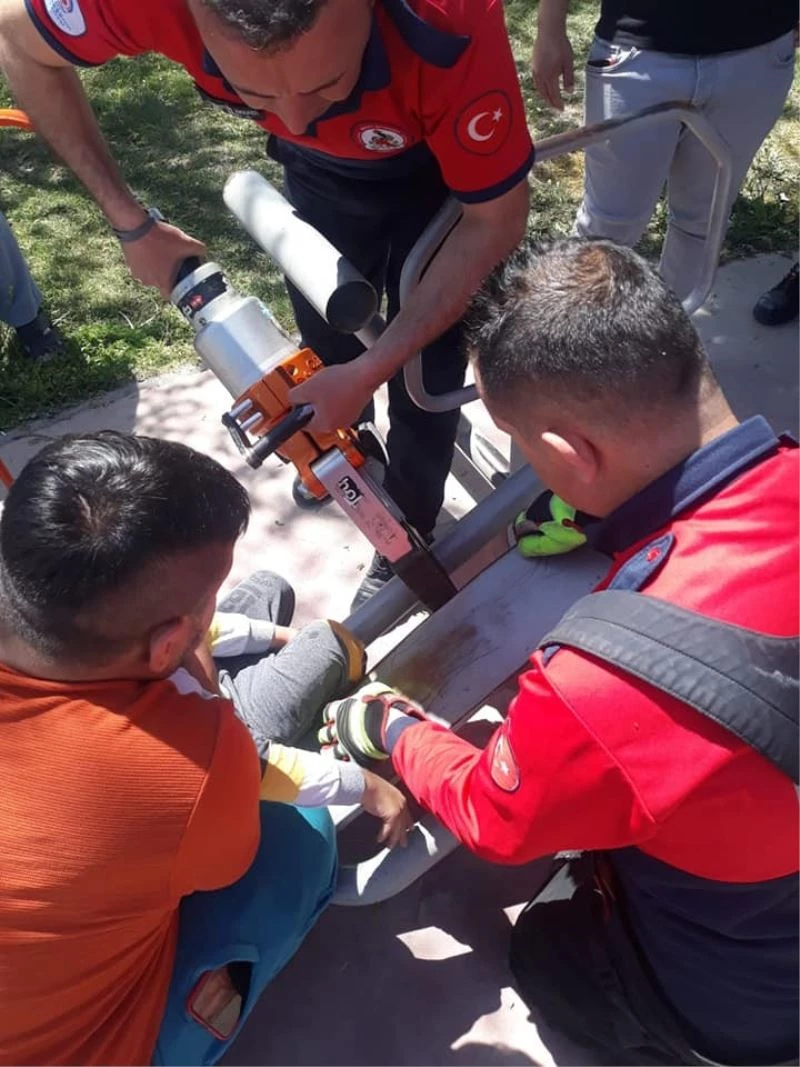 Oyun oynamak isterken ayağını sıkıştırdı
