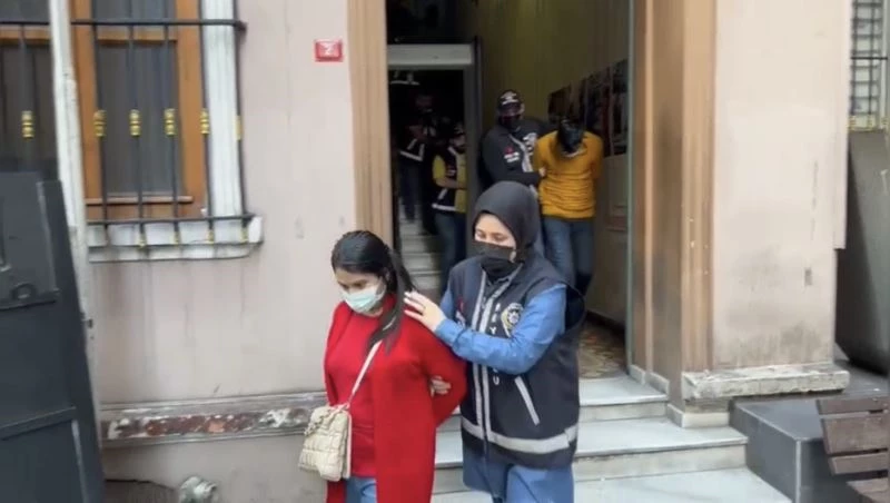 İstanbul’da film gibi rehine kurtarma operasyonu: Beyoğlu polisi satırlı işkencecileri kıskıvrak yakaladı
