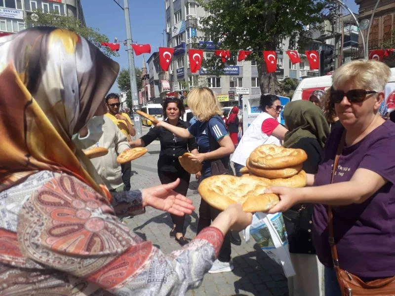 Edremit’te MHP’nin dağıttığı pideler kapışıldı
