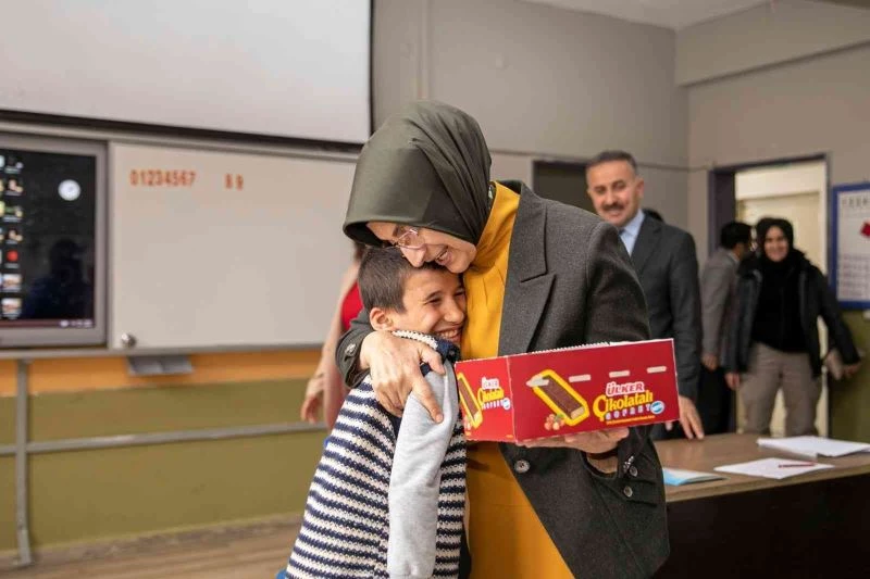 Vali Bilmez’in eşi, özel öğrencilerle bir araya geldi
