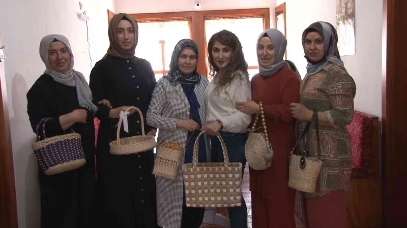 Çubuklu kadınların ellerinden çıkan çantalar dünyaca ünlü markalara dönüşüyor
