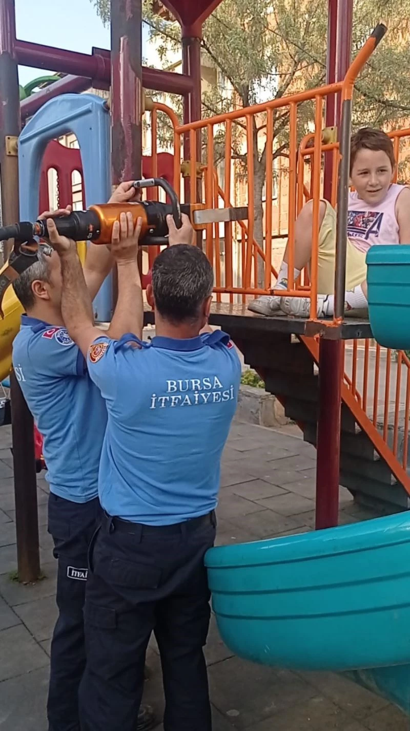 Bursa’da kaydırak demirlerine sıkışan çocuğu itfaiye böyle kurtardı
