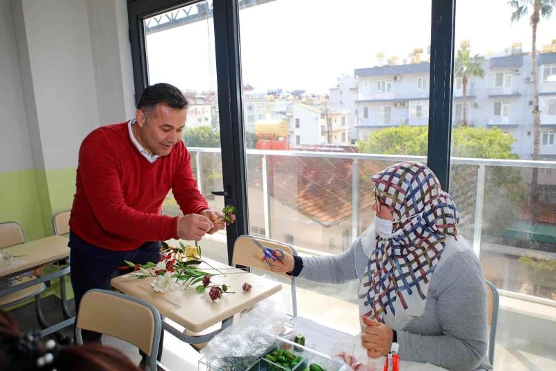 Unutulmaya yüz tutmuş el sanatları Alanyalı kadınlara aktarılıyor
