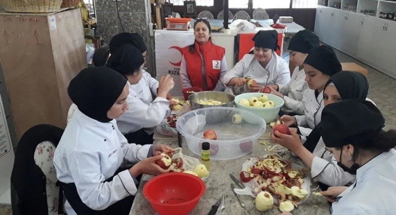 Salihli’de öğrenciler, reçel atölyesi gerçekleştirdi
