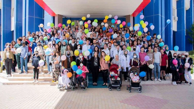 Balonlar, primer immün yetmezliğine dikkat çekmek için gökyüzünde
