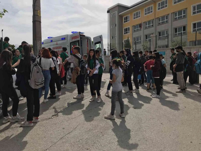 14 yaşındaki çocuk, lise öğrencisini okulun önünde defalarca bıçakladı
