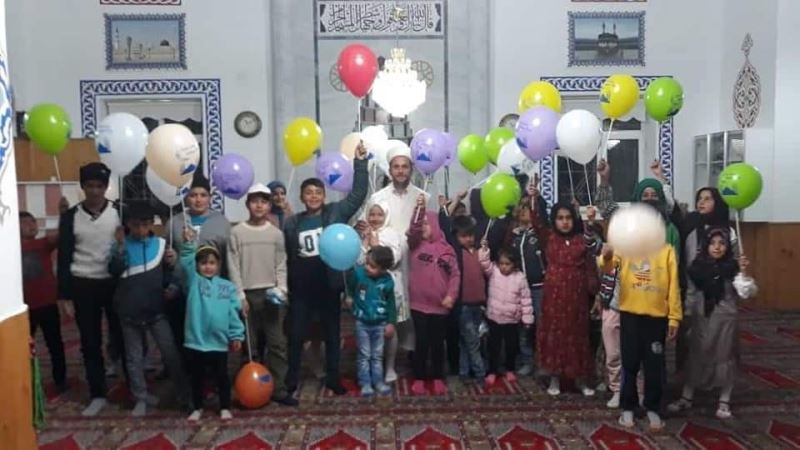 Tomarza’da kandil gecesi camileri dolduran çocuklara hediye
