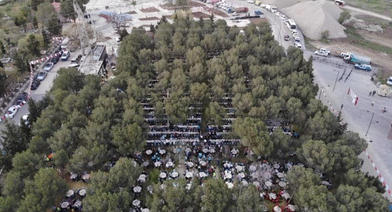 Manisalılar Kadir Gecesi’nde Yunus Emre ve Tapduk Emre Türbesi’ne akın etti
