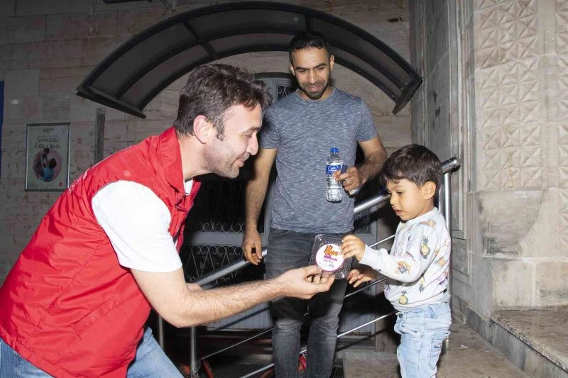 Mersin Büyükşehir Belediyesi, Kadir Gecesinde lokma tatlısı ikram etti
