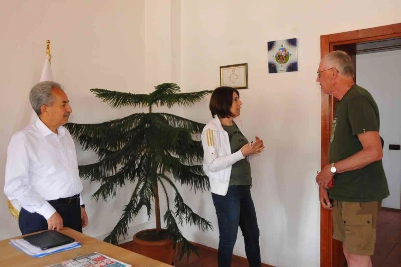 Yaya olarak ülke ülke gezen Hollandalı turistler Akşehir’de
