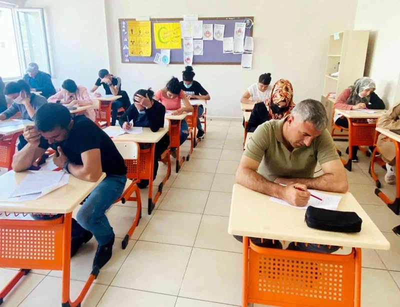 Tunceli’de kitap okuma yarışmasına katılan veliler sınava girdi
