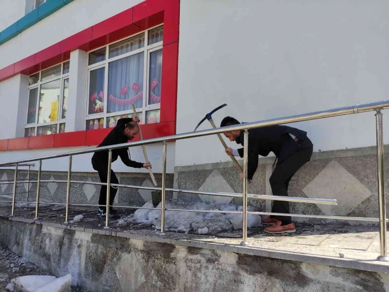 Ellerine kazma kürek alan öğretmenlerin kar temizliği
