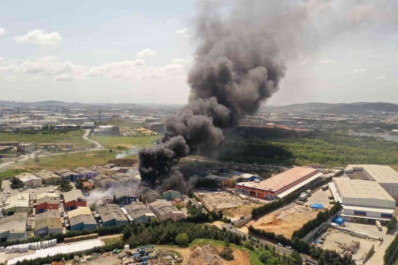 Tuzla’da bir iş yerinde büyük çaplı yangın çıktı. Patlama sesinin de duyulduğu yangın nedeniyle bölgeye itfaiye ekipleri sevk edildi.
