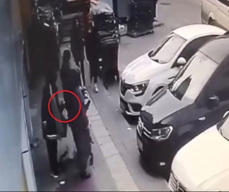 Market arabasında duran çantayı böyle çaldı
