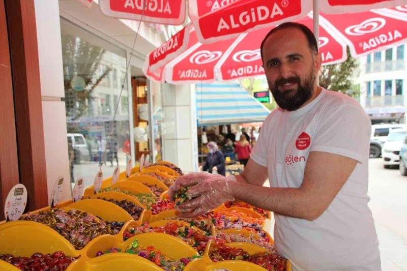 Bayram şekeri ve çikolata satıcısı: 